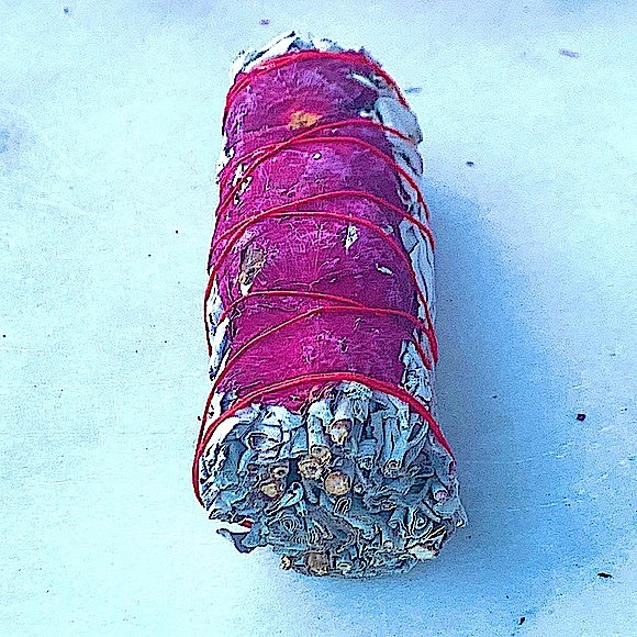 SAGE SMUDGE CLEANSING STICK WITH RED ROSE PETALS - Picture 4 of 6